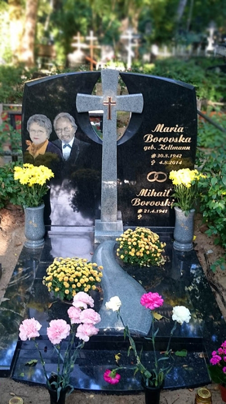 Kapu pieminekļu ansamblis - ģimenes kapavieta no melna un pelēka Zviedrijas granīta ar gravētiem krāsainiem portretiem un Caggiatti bronzas aksesuāriem