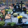 Ekskluzīvs kapu pieminekļu ansamblis no Karēlijas granīta ar monolītu granīta krustu, ar bronzas metālkalumiem